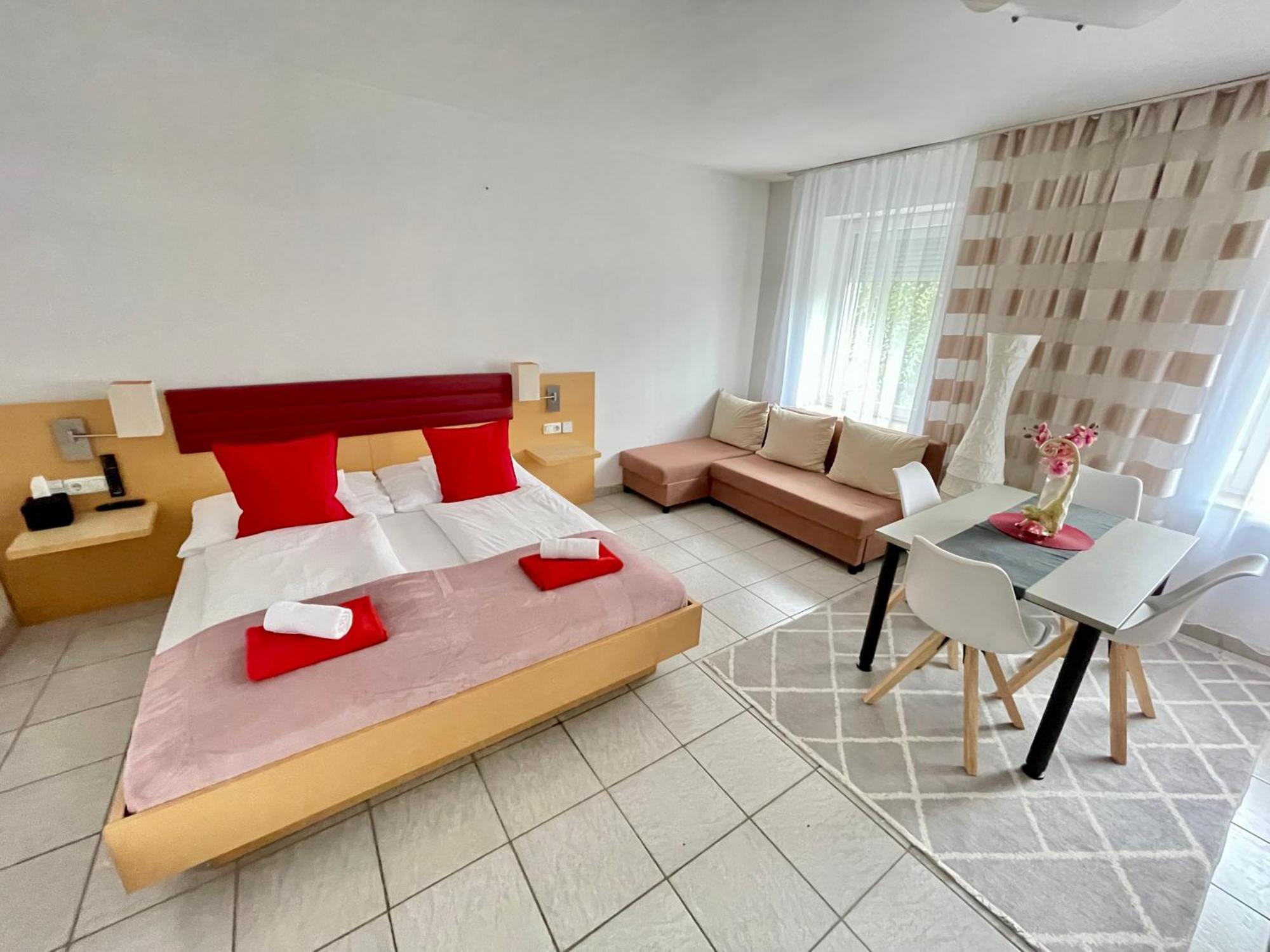 Alpesi Apartman Downtown Sopron Buitenkant foto